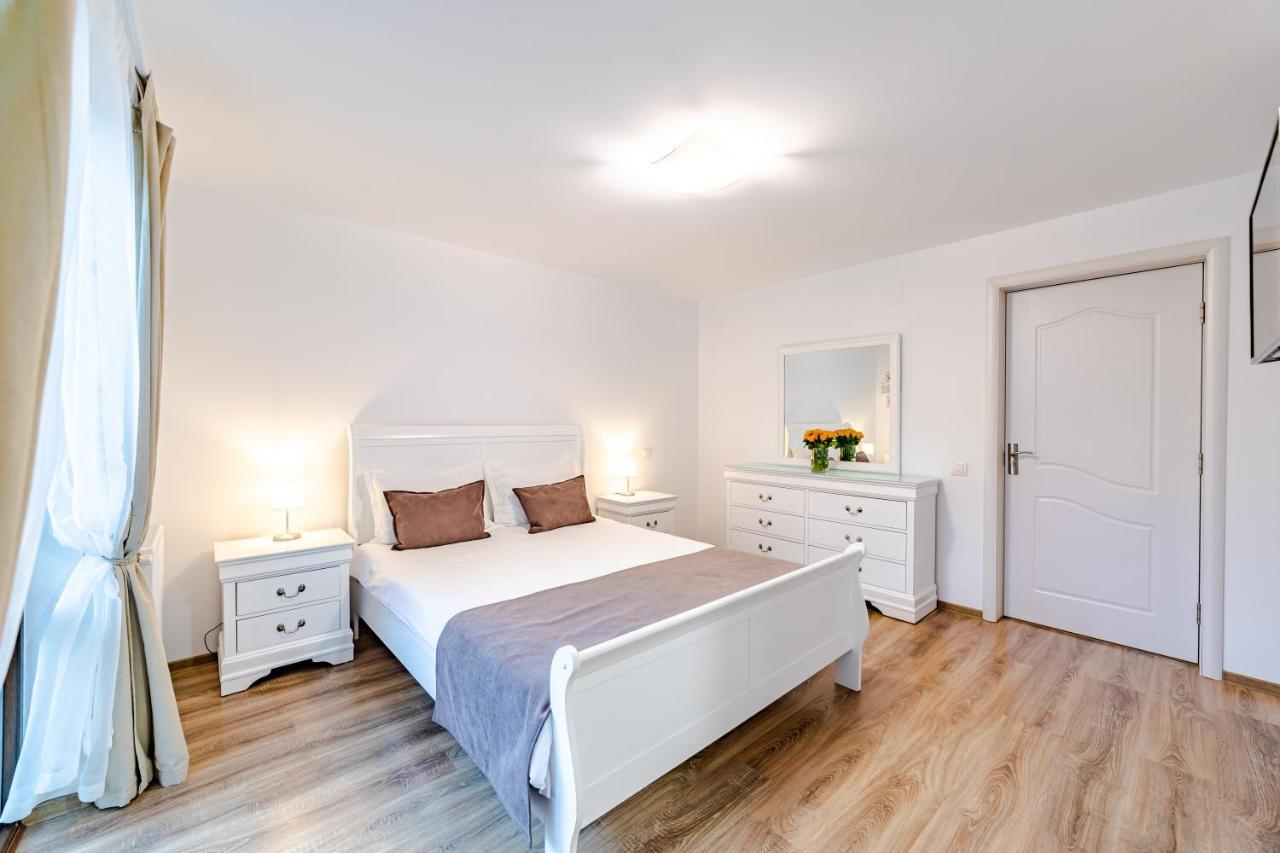 Yael Luxury Apartments 2 Buşteni Eksteriør billede
